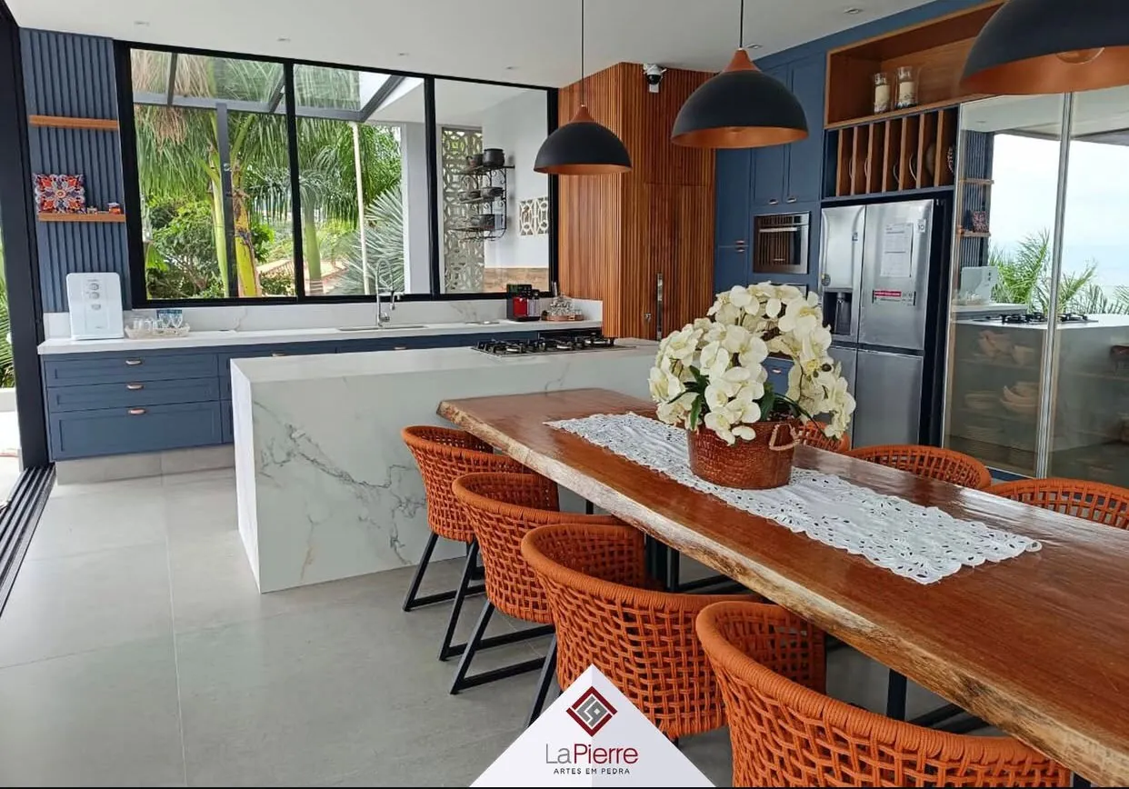 Cozinha com ilha e bancada em pedra clara, da LaPierre